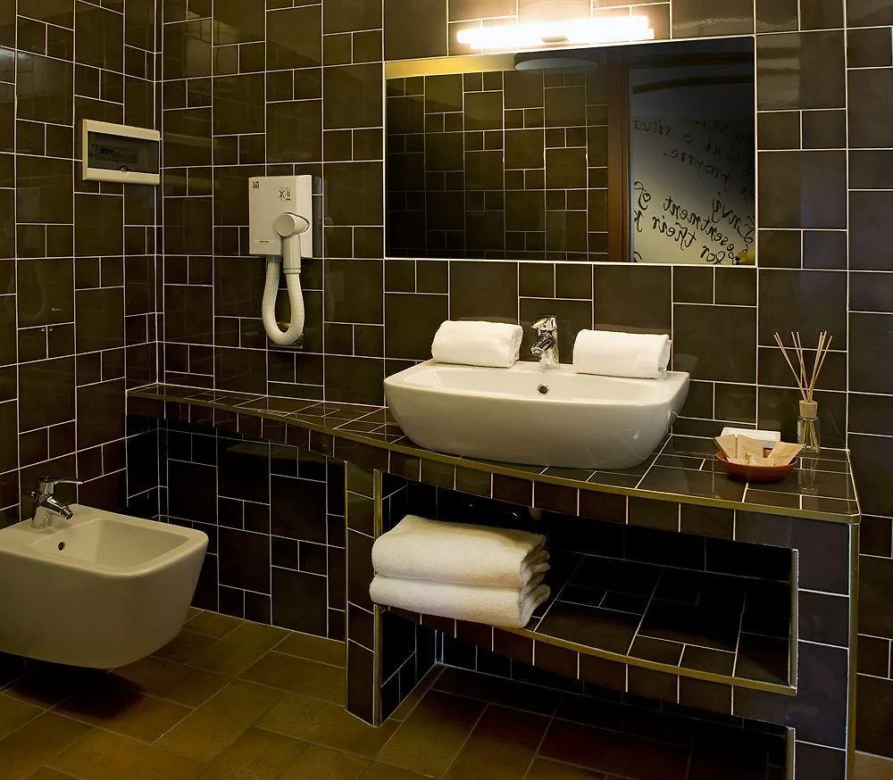 7 Vizi Hotel Cola