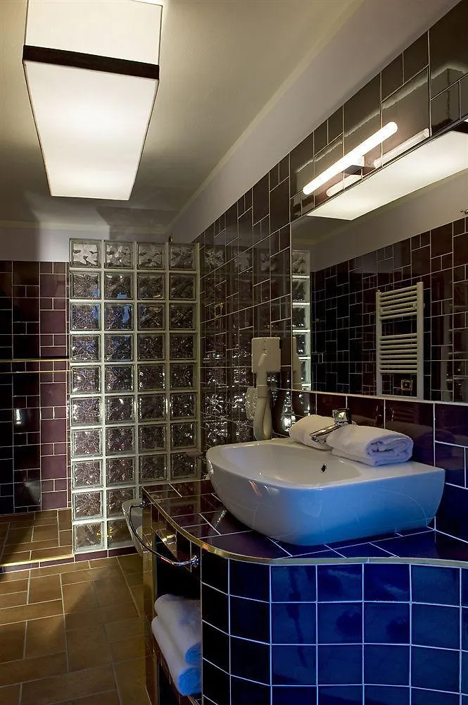 7 Vizi Hotel Cola  Italy